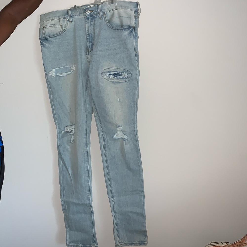Men’s distressed jeans